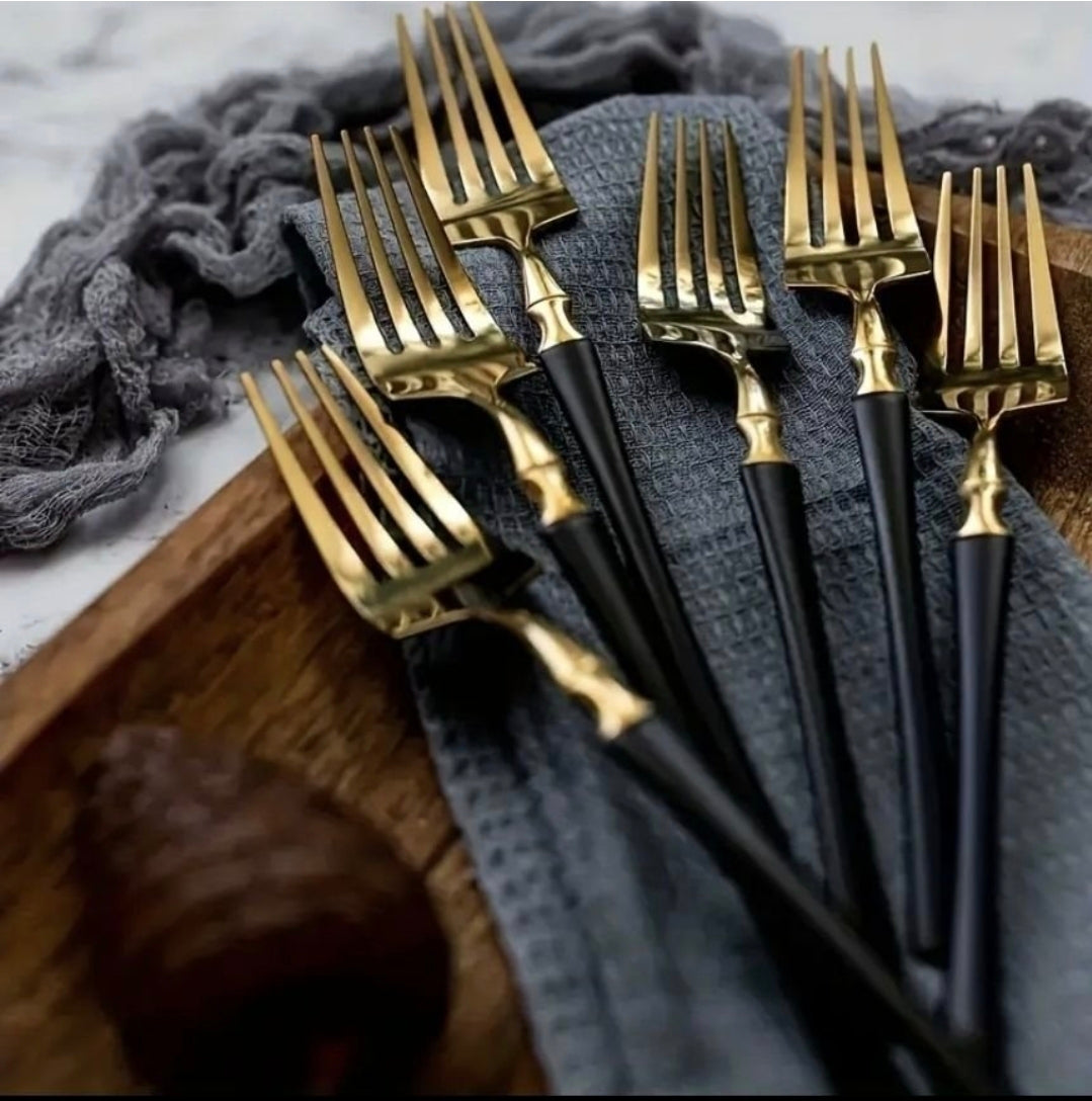 Elegant 24-delars bestickset i guld och svart – stilren dukning varje dag