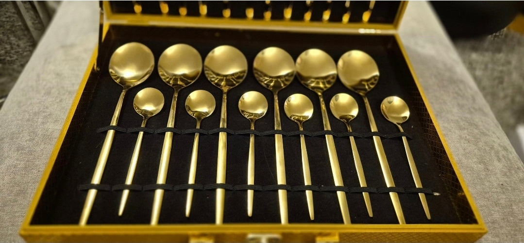 24-delars gyllene bestickset i rostfritt stål med exklusiv presentväska