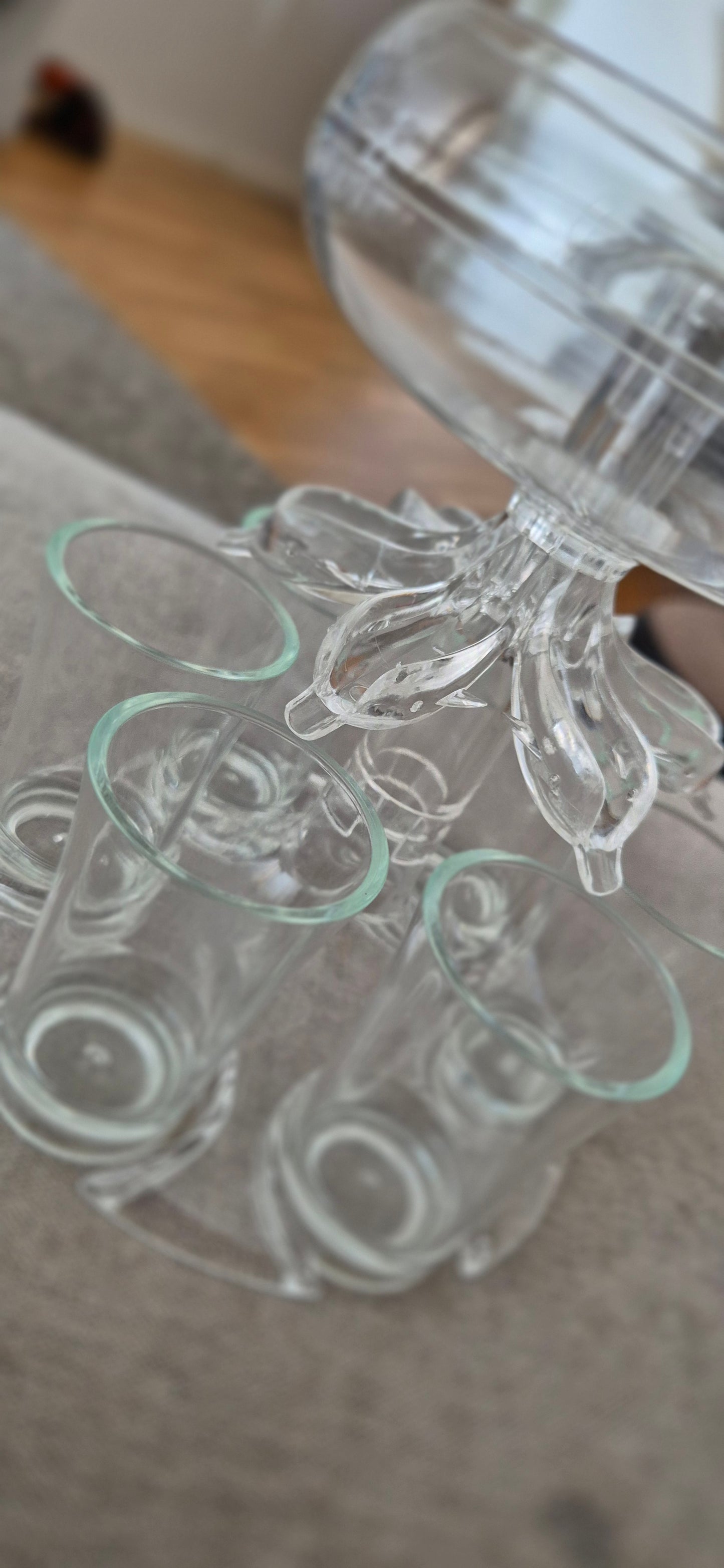 Shot Glass Dispenser med 6 Glas – Perfekt för Fest & Bar!