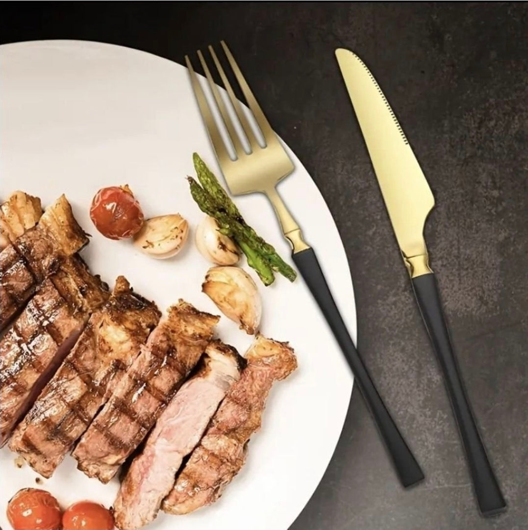 Elegant 24-delars bestickset i guld och svart – stilren dukning varje dag