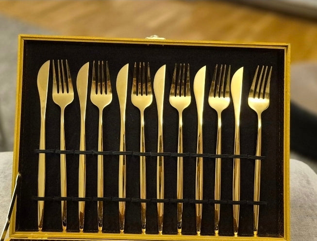 24-delars gyllene bestickset i rostfritt stål med exklusiv presentväska