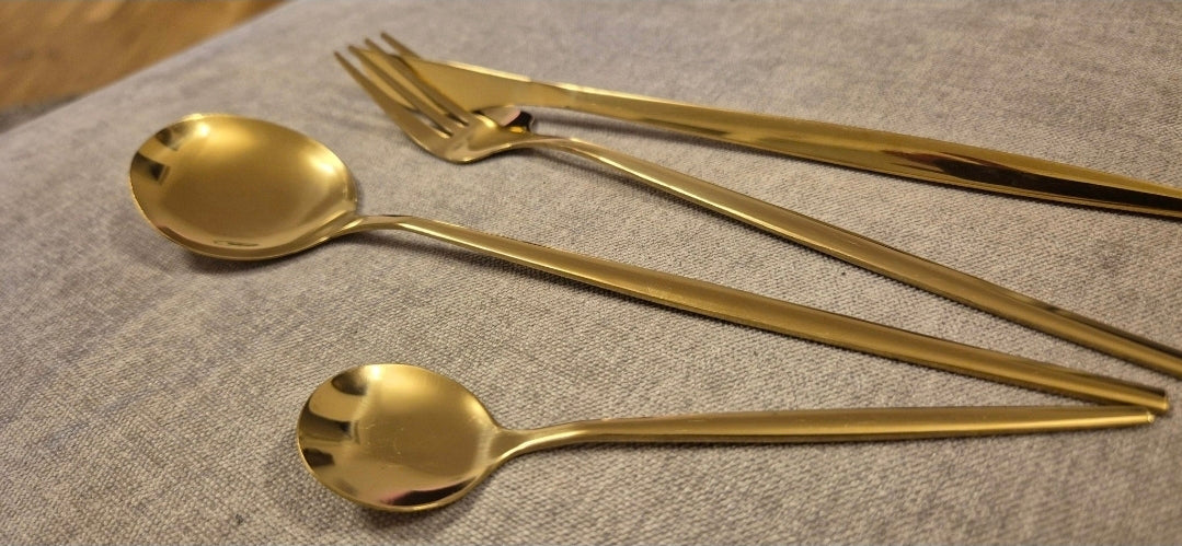 24-delars gyllene bestickset i rostfritt stål med exklusiv presentväska