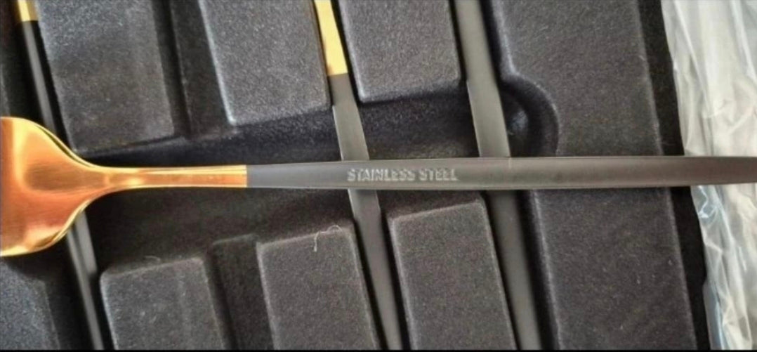 Elegant Bestickset i Guld & Svart – 24 Delar från KEMORELA