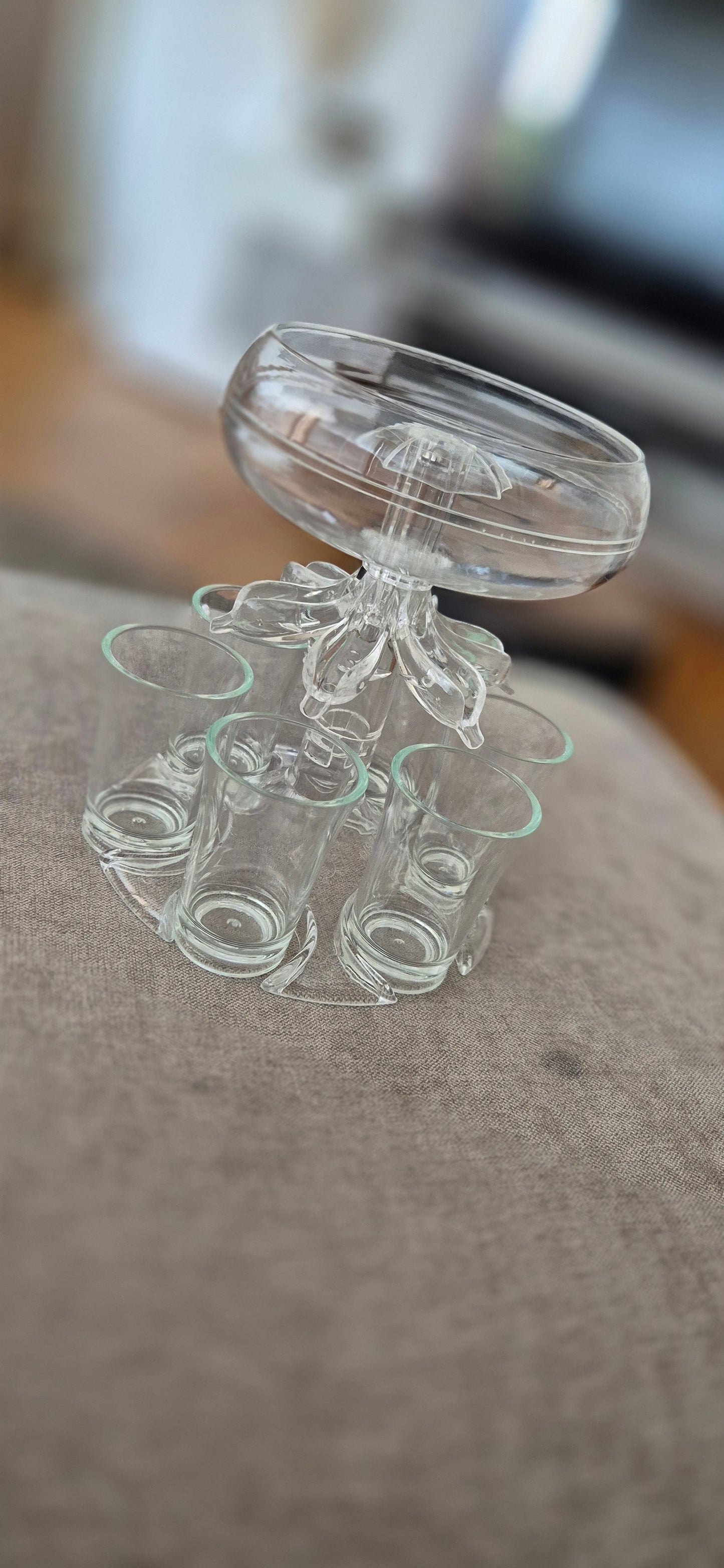 Shot Glass Dispenser med 6 Glas – Perfekt för Fest & Bar!