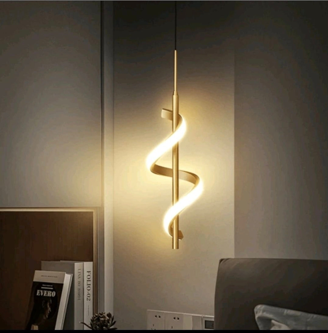 Elegant spiralpendellampa – Skulptural belysning för exklusiva hem