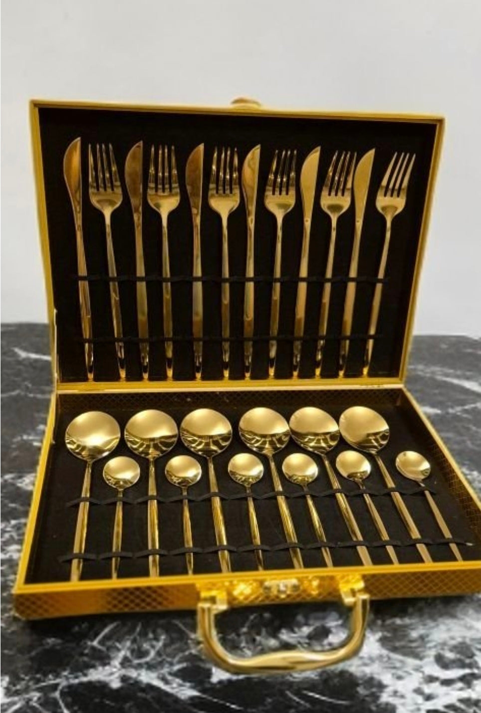 24-delars gyllene bestickset i rostfritt stål med exklusiv presentväska