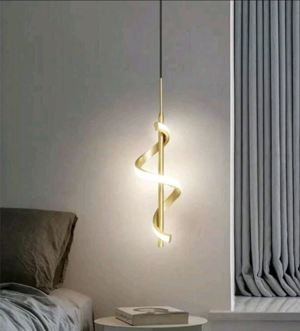 Elegant spiralpendellampa – Skulptural belysning för exklusiva hem